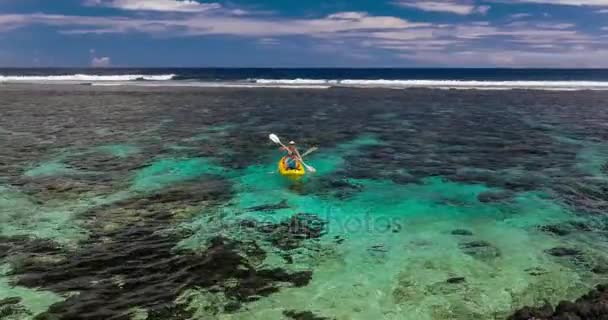 Mujer y niño pequeño remando en canoa — Vídeo de stock