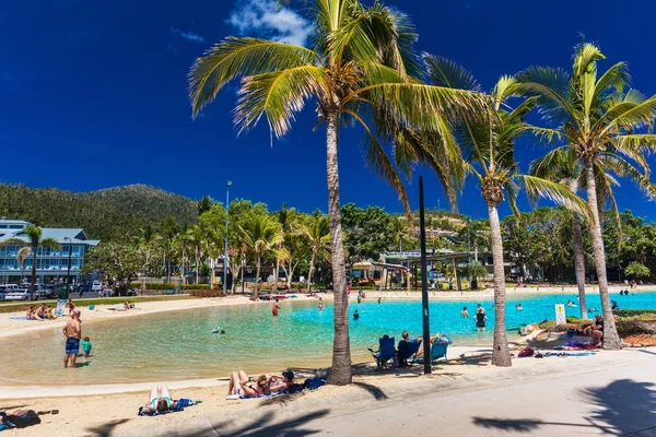 Mensen die in de lagune op warme zonnige dag ontspannen — Stockfoto