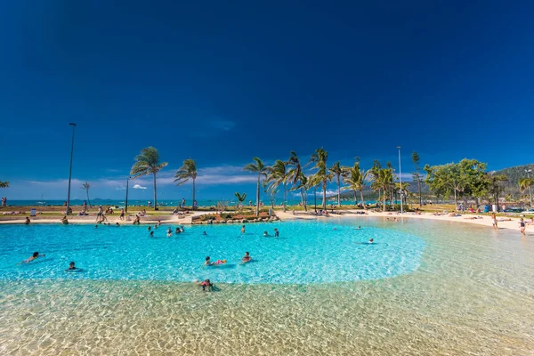 Menschen entspannen sich in der Lagune an einem heißen, sonnigen Tag — Stockfoto