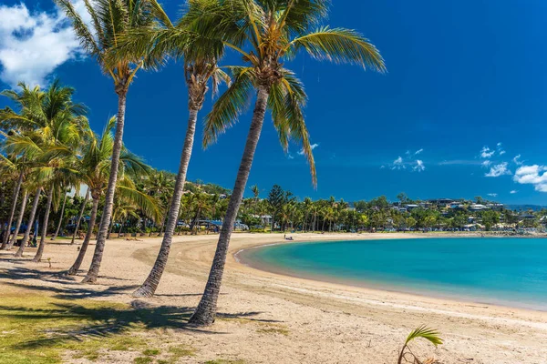 Zonnige dag aan zandstrand — Stockfoto