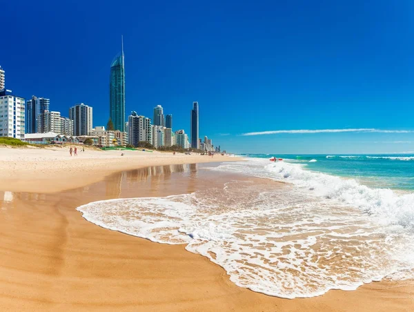 Skyline and a beach of Surfers Paradise — Stock Photo, Image
