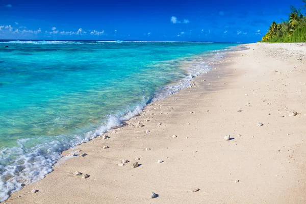 Vågor på öde strand — Stockfoto