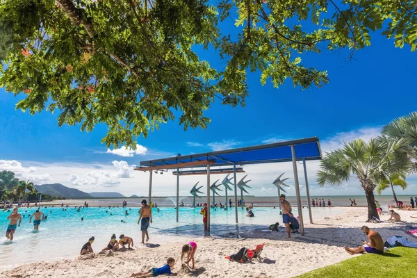 Lagoa de natação tropical — Fotografia de Stock