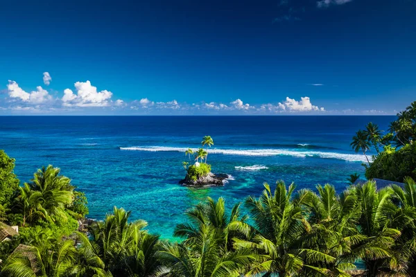 Tropisk strand på Samoa ö — Stockfoto