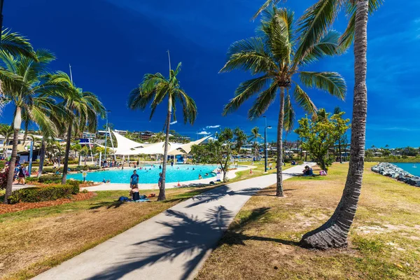 Mensen die in de lagune op warme zonnige dag ontspannen — Stockfoto