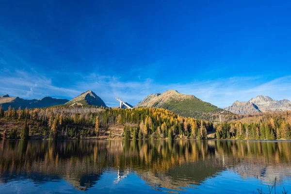 Lac de montagne Strbske Pleso dans le parc national High Tatra, Slovaki — Photo