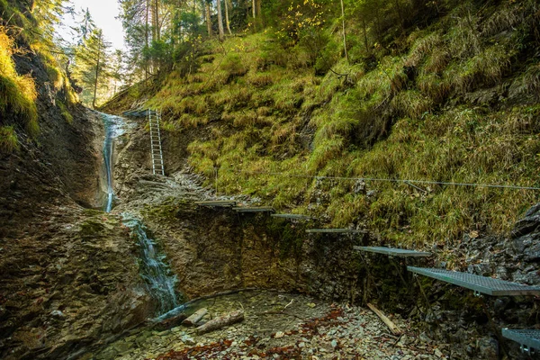 Turistická stezka v roklině Sucha Bela ve slovinském národním parku, — Stock fotografie