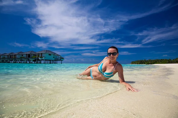 Giovane splendida donna in bikini su un'isola tropicale — Foto Stock