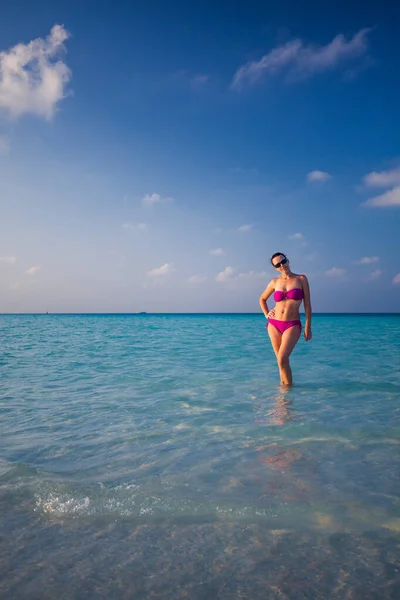 Mladá nádherná žena v bikinách na tropickém ostrově — Stock fotografie