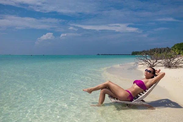 Jeune femme magnifique en bikini sur une île tropicale — Photo