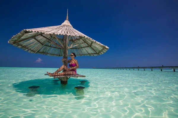 Giovane splendida donna in bikini su un'isola tropicale — Foto Stock