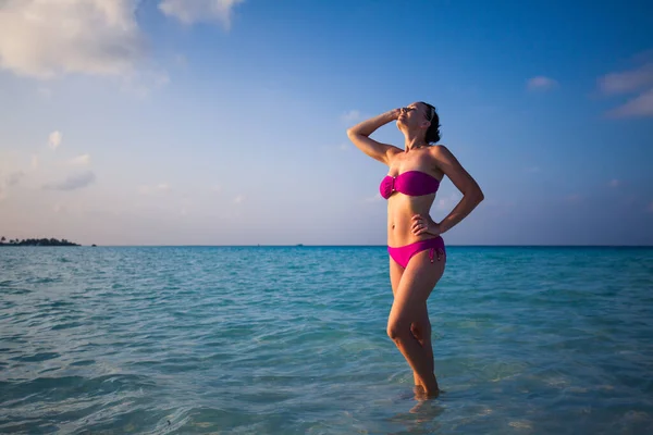 Tropikal bir adada bikinili muhteşem bir kadın. — Stok fotoğraf