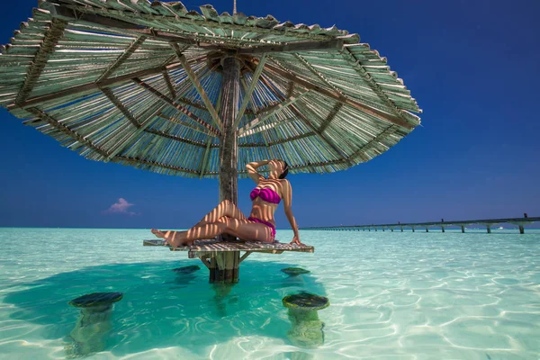 Jonge prachtige vrouw in bikini op een tropisch eiland — Stockfoto
