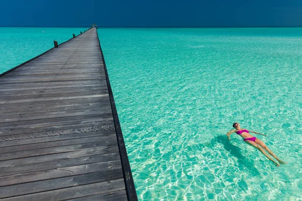 Jovem mulher linda em biquíni em uma ilha tropical — Fotografia de Stock