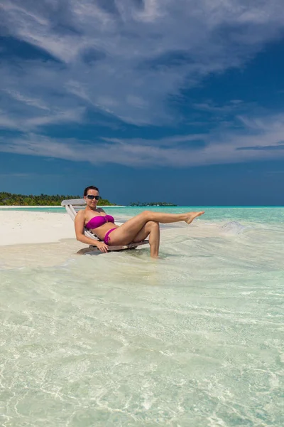 Jeune femme magnifique en bikini sur une île tropicale — Photo