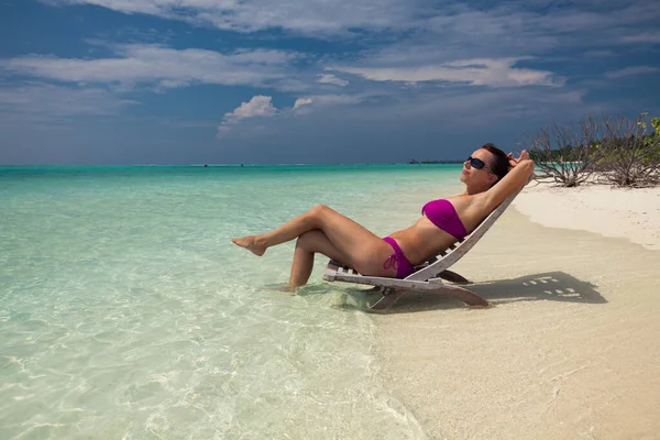 Tropikal bir adada bikinili muhteşem bir kadın. — Stok fotoğraf