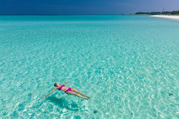 Jeune femme magnifique en bikini sur une île tropicale — Photo