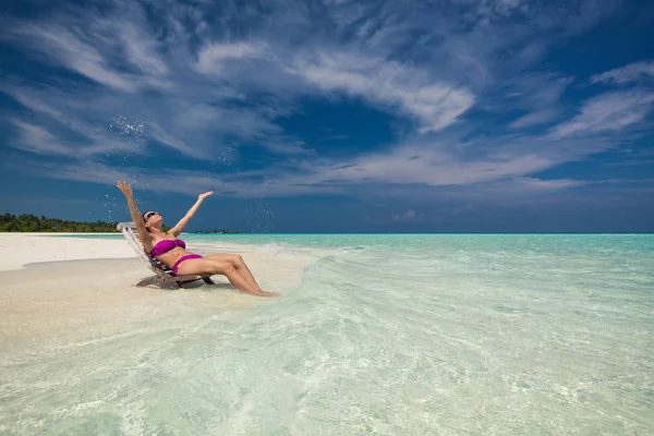 Young gorgeous woman in bikini on a tropical island — ストック写真