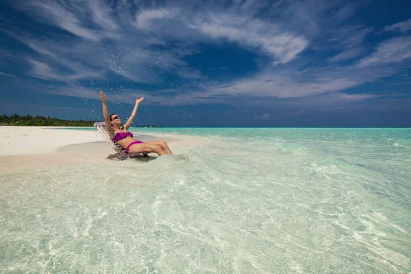 Joven mujer hermosa en bikini en una isla tropical — Foto de Stock