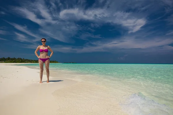 Jonge prachtige vrouw in bikini op een tropisch eiland — Stockfoto