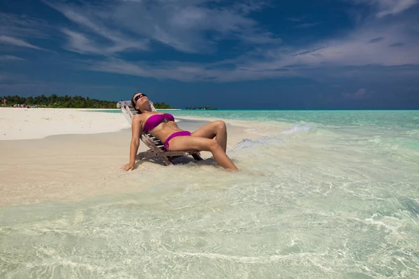 Young gorgeous woman in bikini on a tropical island — Stockfoto
