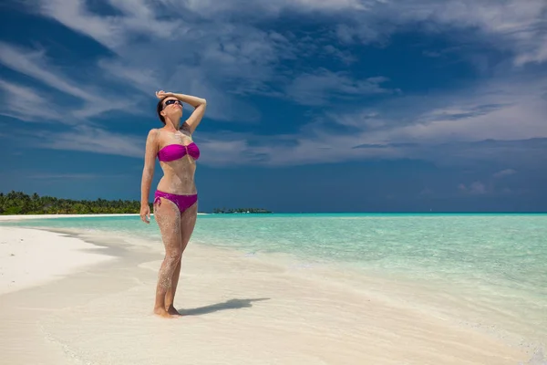 Молодая красивая женщина в бикини на тропическом острове — стоковое фото