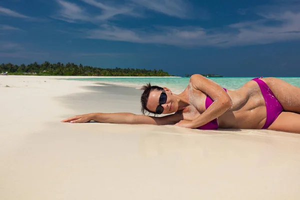 Jeune femme magnifique en bikini sur une île tropicale — Photo