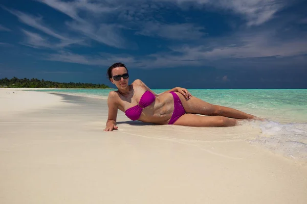 Jovem mulher linda em biquíni em uma ilha tropical — Fotografia de Stock