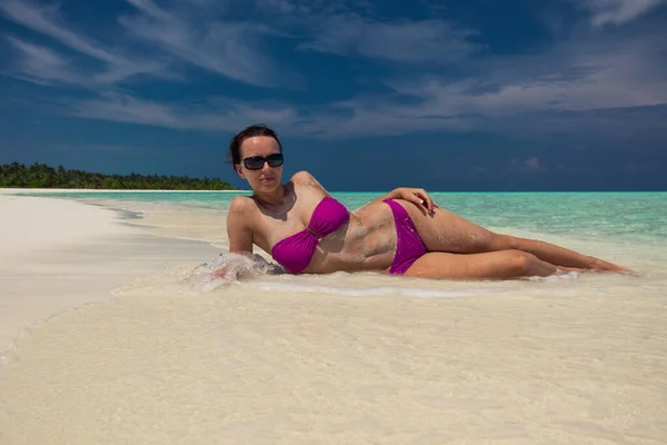 Tropikal bir adada bikinili muhteşem bir kadın. — Stok fotoğraf