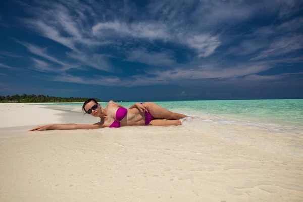 Tropikal bir adada bikinili muhteşem bir kadın. — Stok fotoğraf