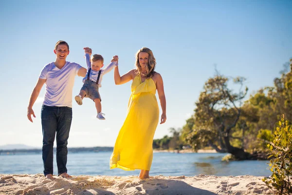 Felice donna incinta con i capelli lunghi in una giornata di sole, spiaggia e p — Foto Stock