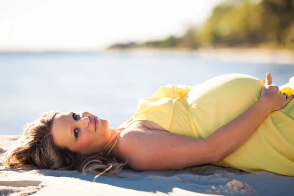 Щаслива вагітна жінка з довгим волоссям на сонячний день, пляж і р — стокове фото