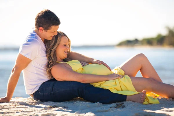 Heureuse femme enceinte aux cheveux longs par une journée ensoleillée, plage et p — Photo