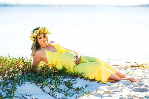 Heureuse femme enceinte aux cheveux longs par une journée ensoleillée, plage et p — Photo