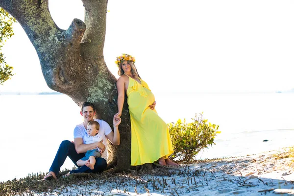 Glückliche schwangere Frau mit langen Haaren an einem sonnigen Tag, Strand und Strand — Stockfoto