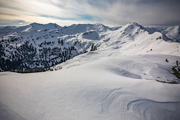 雪のピーク 冬のプラネラルスキーリゾート オーストリアアルプス — ストック写真
