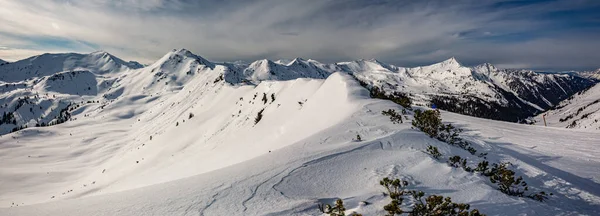 雪のピーク 冬のプラネラルスキーリゾート オーストリアアルプス — ストック写真