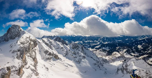 オーストリアのダシュタイン アルプスの雪に覆われた冬のパノラマ — ストック写真
