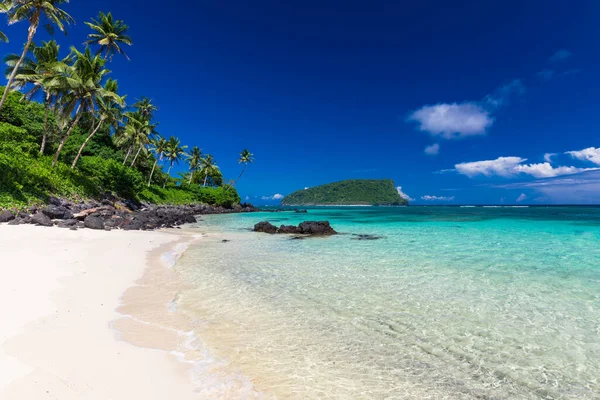 Tropikalna Plaża Południowej Stronie Wyspy Samoa Palmami Kokosowymi — Zdjęcie stockowe