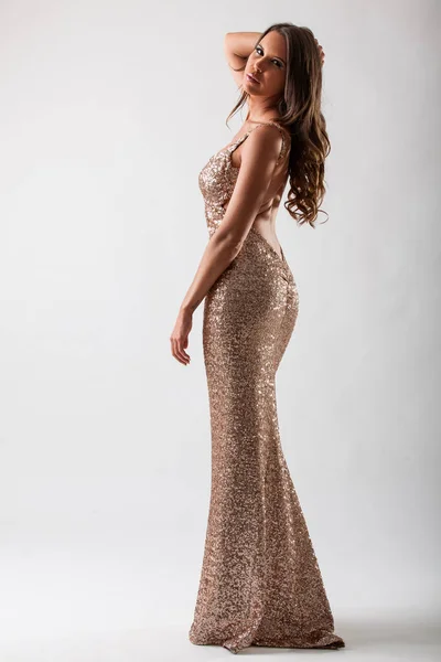 Hermosa Mujer Joven Elegante Vestido Noche Oro Moda —  Fotos de Stock