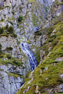 Şelale üzerinde rocky Dağları İsviçre