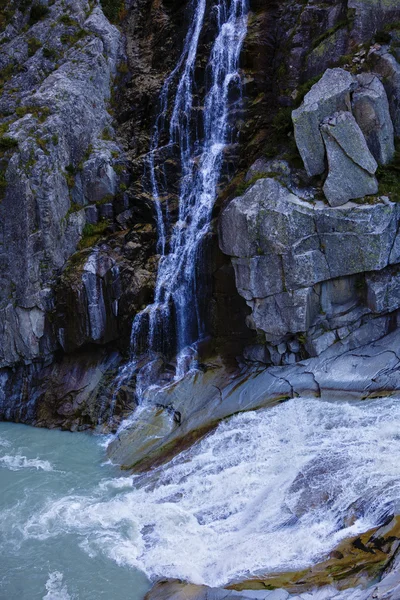 Wasserfall auf felsigen Bergen in der Schweiz — Stockfoto