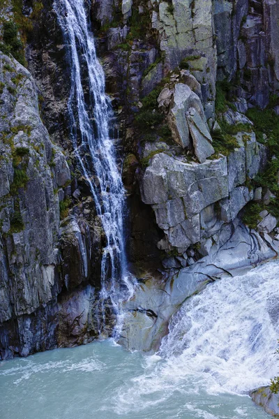 Wodospad w Górach Skalistych w Szwajcarii — Zdjęcie stockowe