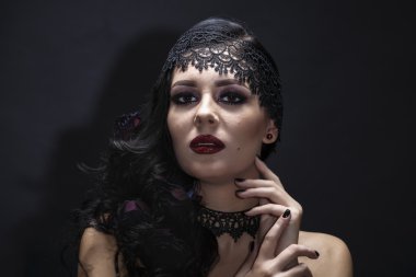 Bir şapka siyah arka plan üzerinde muhteşem bir esmer portresi