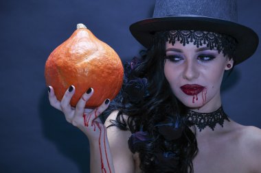 Bir şapka ve kabak blac üzerinde muhteşem bir esmer portresi