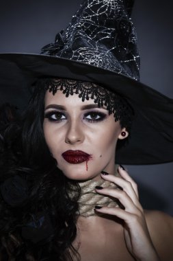 Bir ip boğazını bir cadıyla portresi. Cadılar Bayramı kavramı