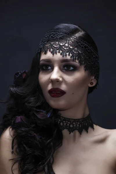 Portrait of a gorgeous brunette with a hat over black background — Stock Photo, Image