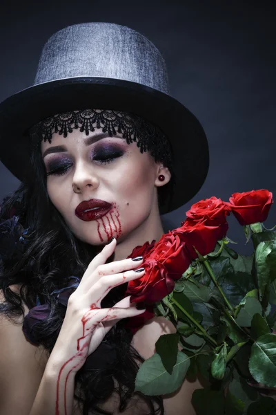 Gotische portret van mooi meisje met rode rozen. Halloween — Stockfoto