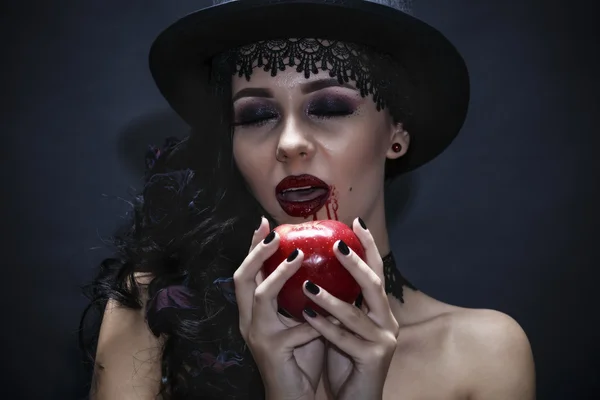 ハロウィーン。ファッションと夜の魔女や吸血鬼の女の肖像 — ストック写真
