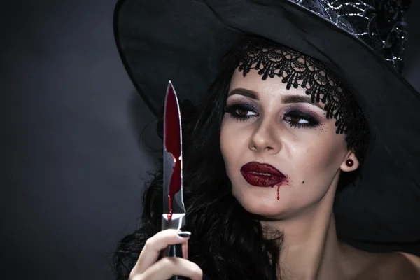 Zbliżenie portret kobiety z krwawy nóż w ręku w d — Zdjęcie stockowe